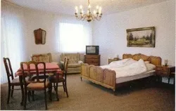 Doppelzimmer mit Sitzecke, Sessel und Esstisch